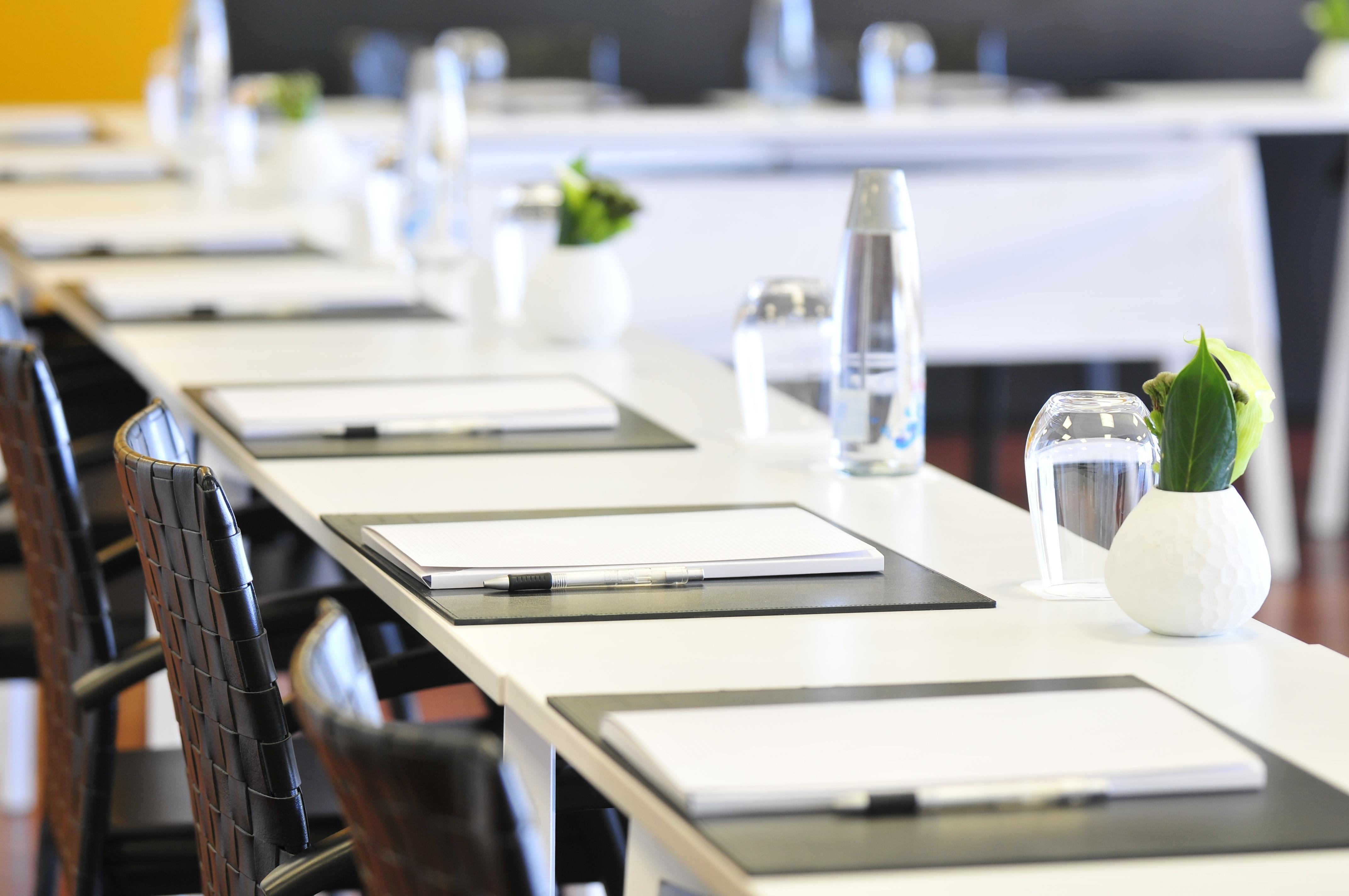 Altis Belem Hotel & Spa, A Member Of Design Hotels Lisbon Exterior photo A meeting room at the hotel